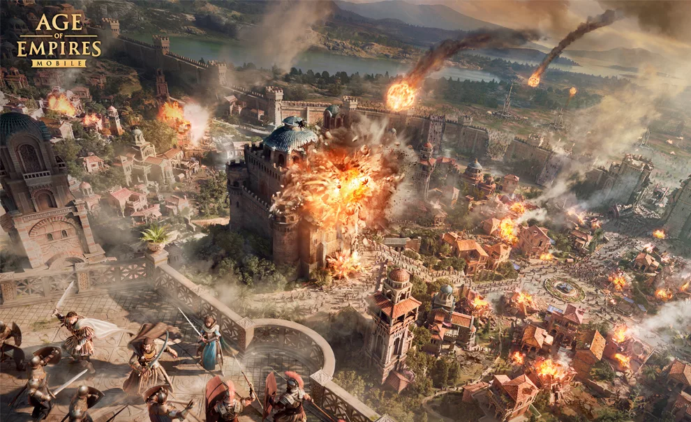 Um cenário de guerra em Age of Empires Mobile, com uma cidade sendo destruida por bolas de fogo lançadas por catapultas e soldados lutando com armas brancas e escudos.