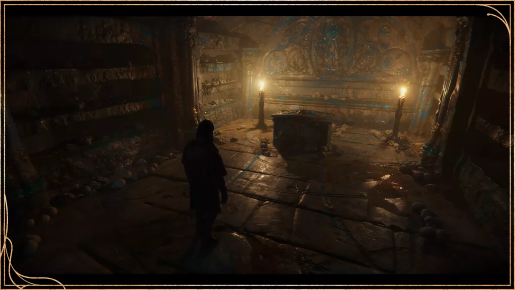 Um personagem olhando pra um baú misterioso em uma sala fechada cheia de pinturas e com 2 tochas iluminando.