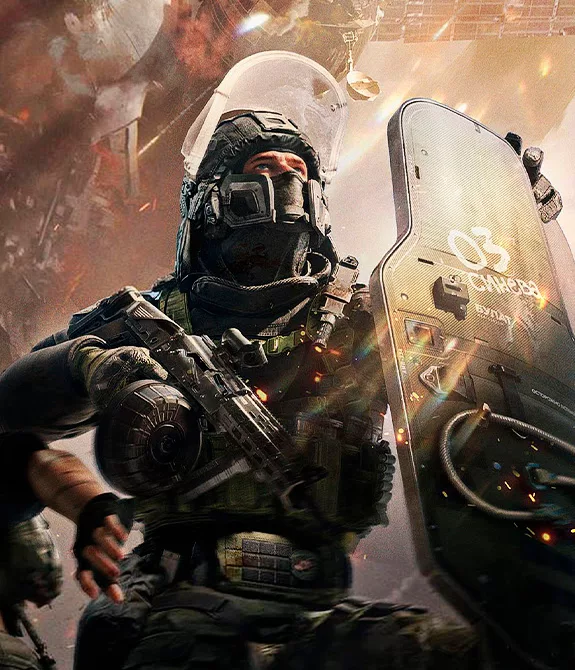 3 Operadores de Garena Delta Force Olhando para o céu, vendo escombros caindo.