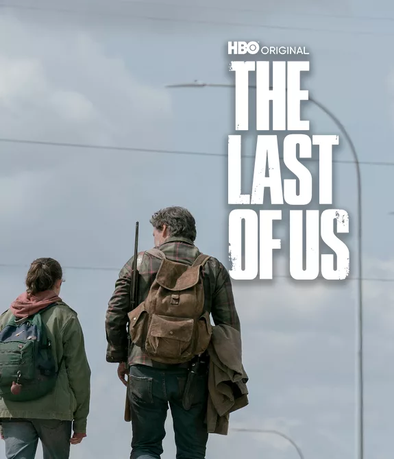 Ellie e Joel interpretados por Bella Ramsey e Pedro Pascal caminham em uma rodovia abandonada durante o dia e a logo de The Last of Us ao lado direito.