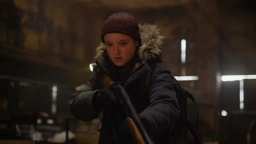 Bella Ramsey segurando arma interpretando Ellie.