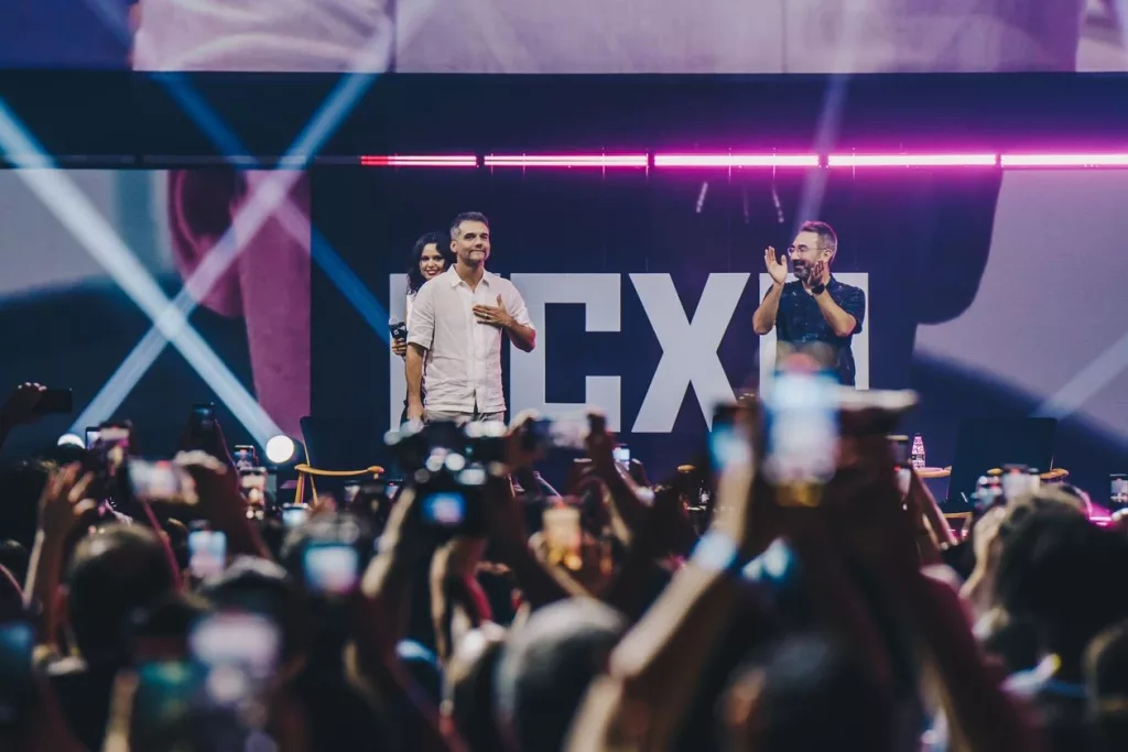 Foto do palco em que Wagner Moura está sendo homenageado na CCXP.