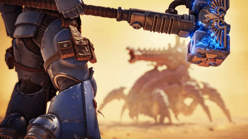 Space marine segurando o Martelo Trovão, em frente ao novo inimigo Biovore.