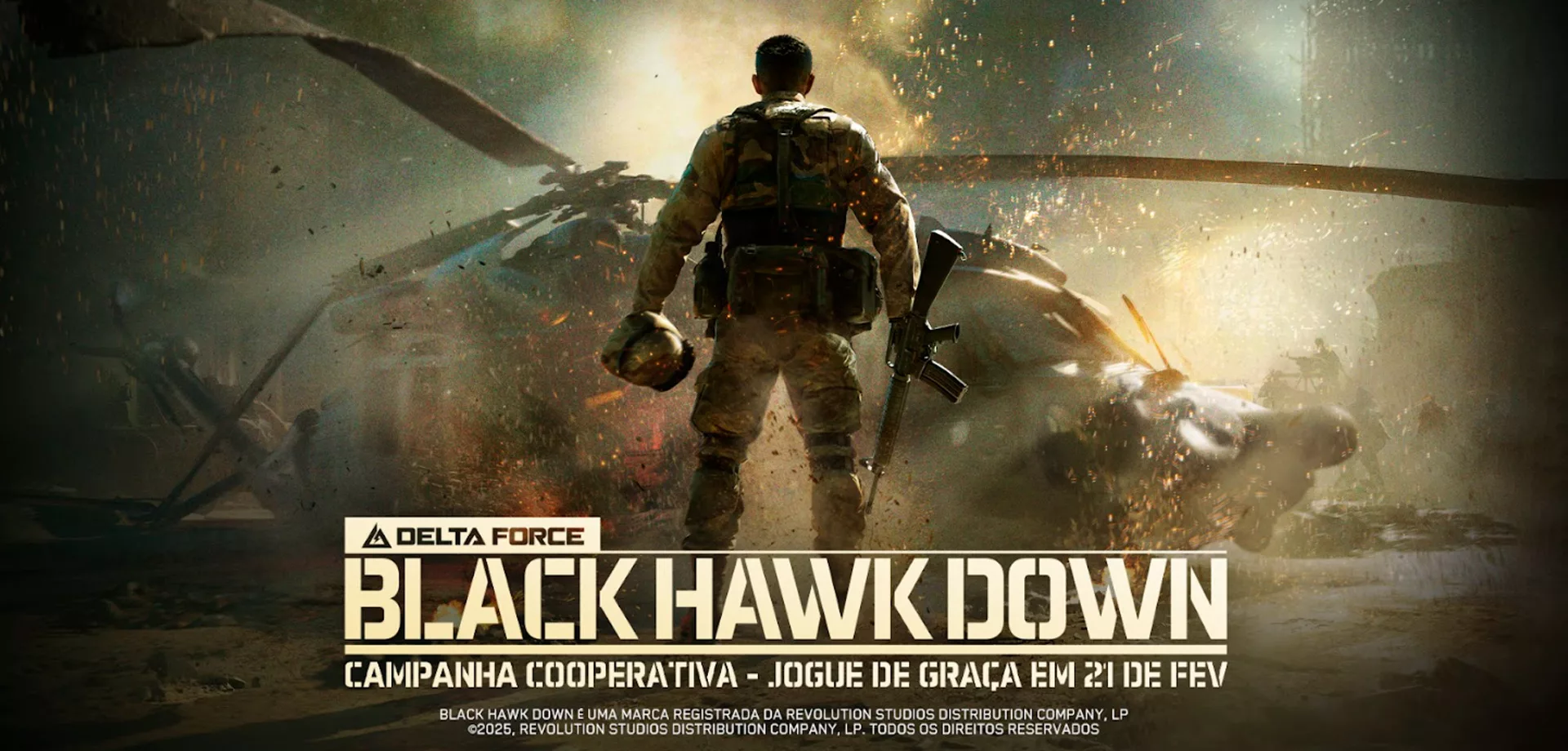 Soldado segurando o capacete e um fuzil em frente ao helicóptero caído em Garena Delta Force Black Hawk Down.