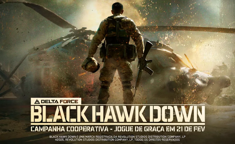 Soldado segurando o capacete e um fuzil em frente ao helicóptero caído em Garena Delta Force Black Hawk Down.
