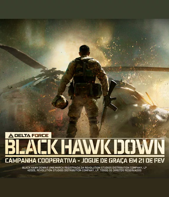Soldado segurando o capacete e um fuzil em frente ao helicóptero caído em Garena Delta Force Black Hawk Down.