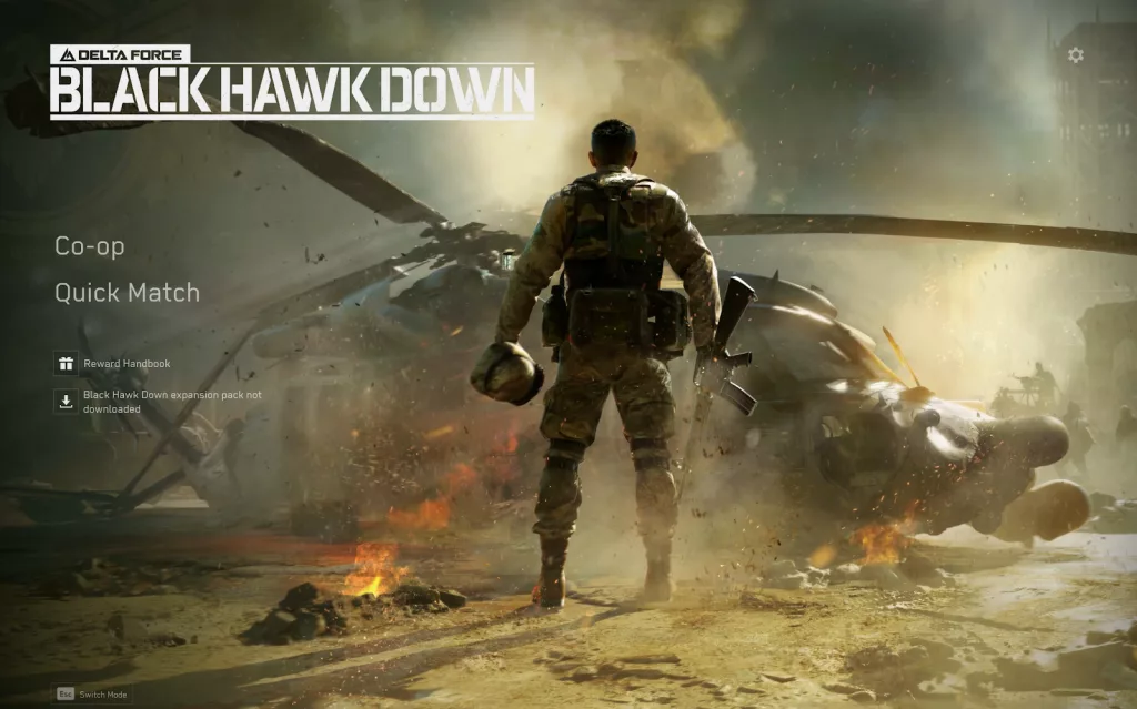Soldado segurando o capacete e um fuzil em frente ao helicóptero caído em tela de abertura de Garena Delta Force Black Hawk Down.