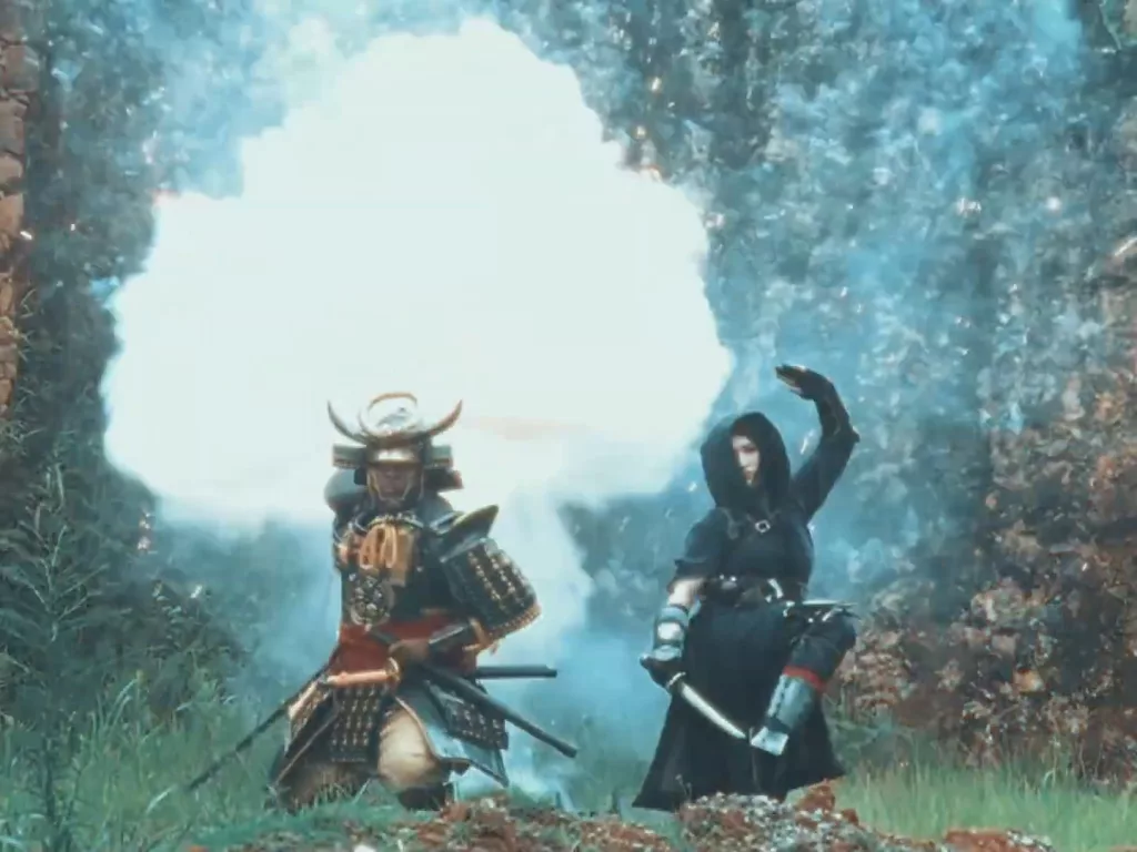 Protagonistas de Assassins's Creed Shadows em imagem com bomba de fumaça que lembra o gênero Tokusatsu.