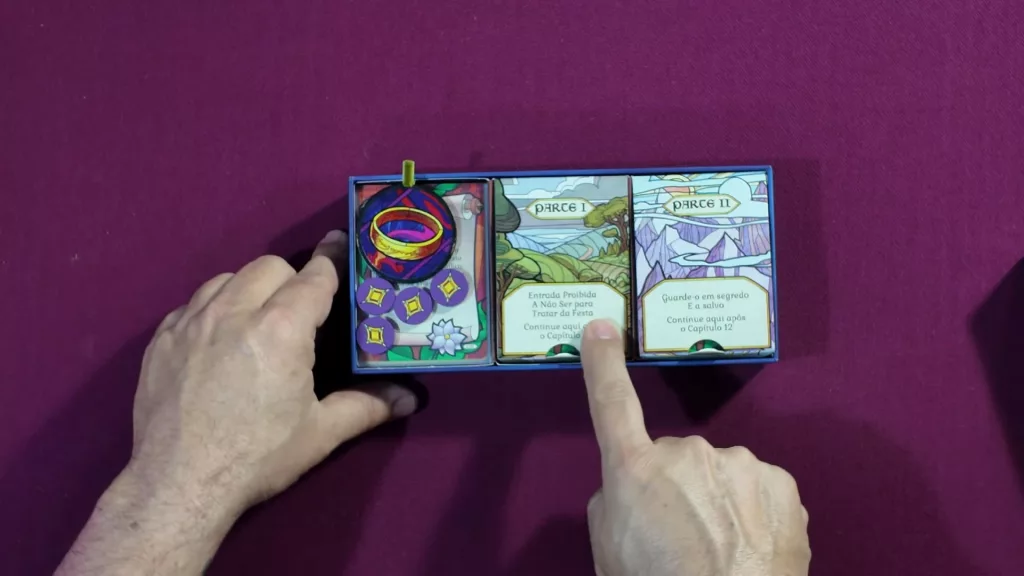 Pessoa mostrando a caixa com as cartas.