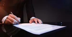 Indivíduo assinando contrato. Contrato nos eSports (Imagem: Divulgação).