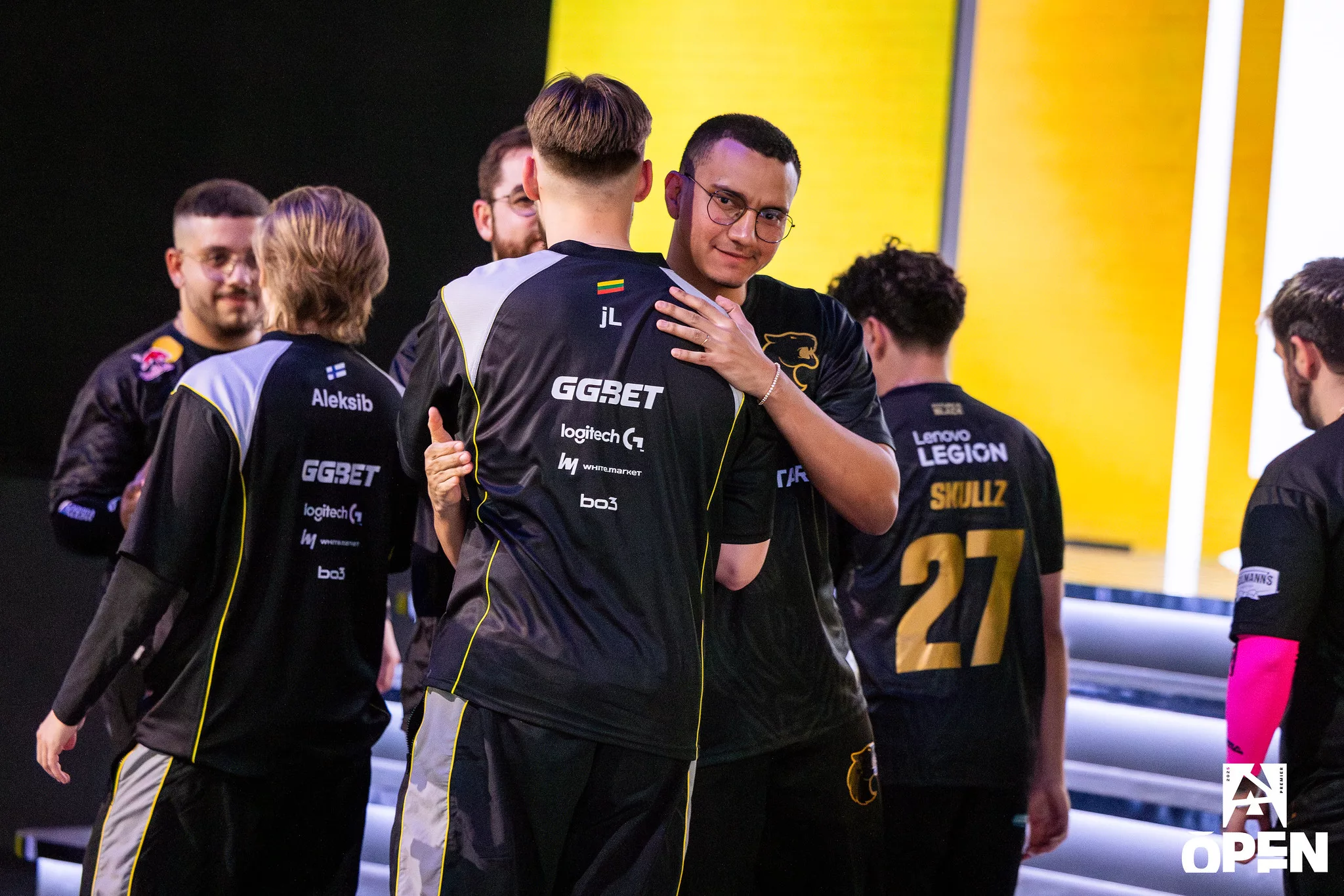 Jogadores da FURIA cumprimentando jogadores da NAVI