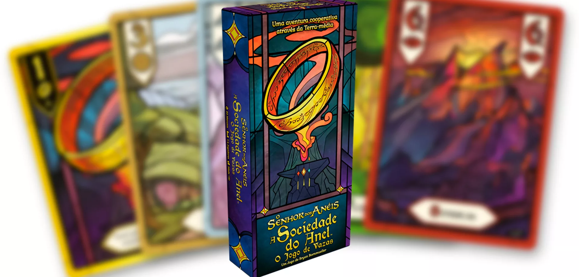 Caixa do jogo O Senhor dos Anéis: a Sociedade do Anel - O Jogo de Vazas e ao fundo as cartas desfocadas.