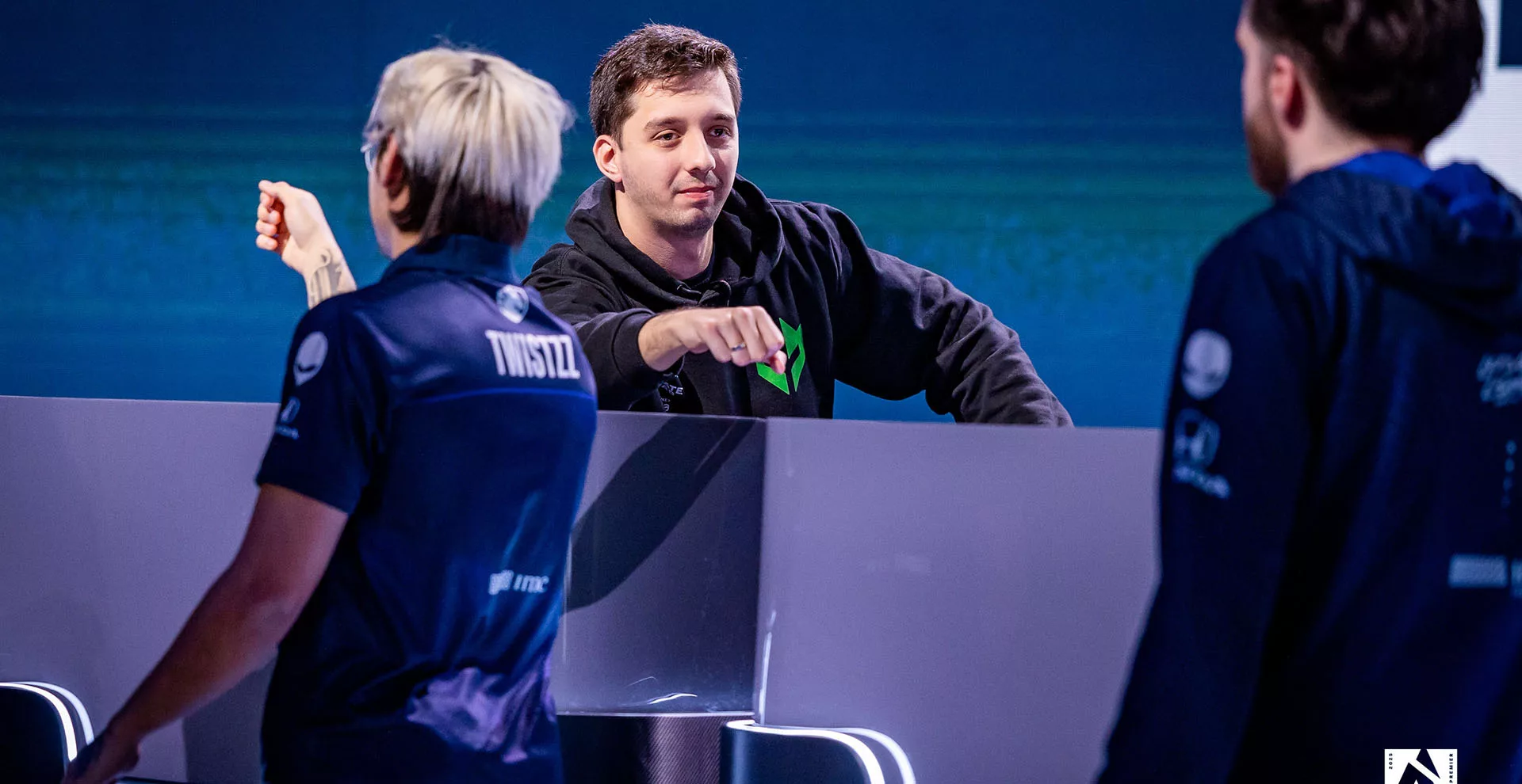 Vini, da Imperial, cumprimentando jogadores da Liquid