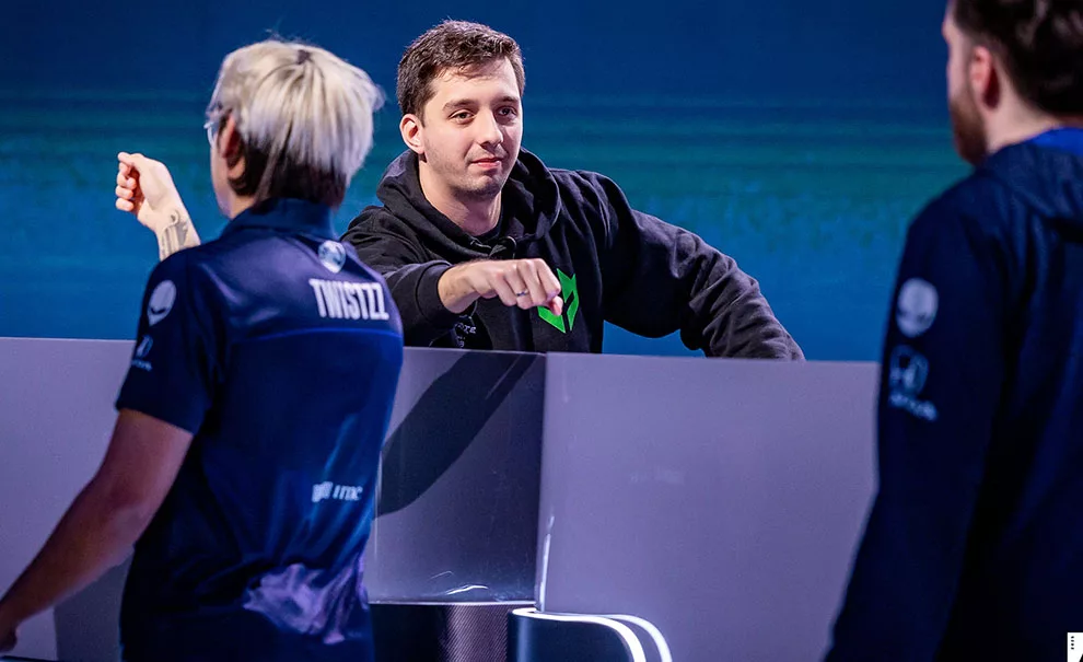 Vini, da Imperial, cumprimentando jogadores da Liquid