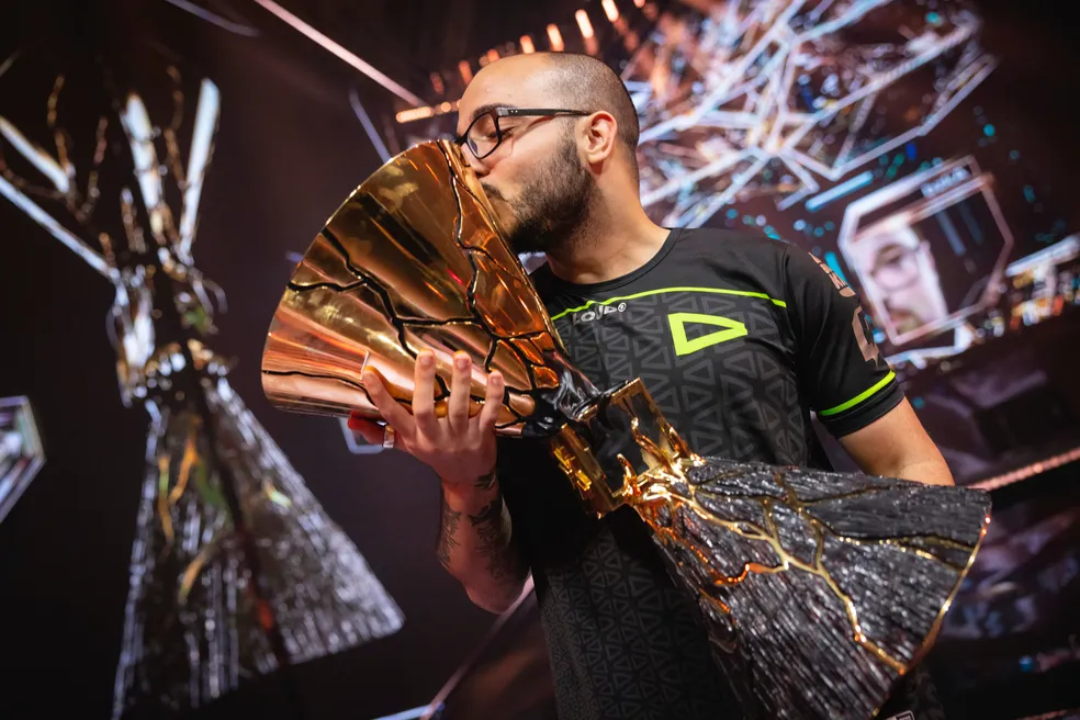 Sacy com o troféu do Valorant Champions - Foto: Colin Young-Wolff/Riot Games