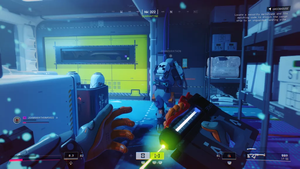 Visão em primeira pessoa de um Corredor se curando durante a gameplay dentro de um armazém e atrás de um colega de equipe.