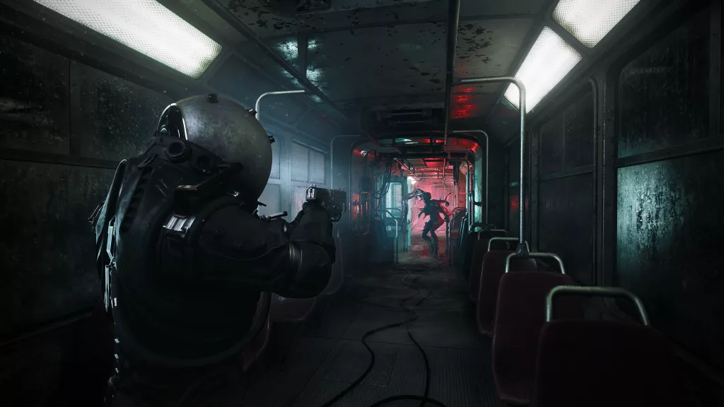 Personagem em um vagão de metrô, apontando uma arma para uma criatura do lado oposto ao seu e uma iluminação branca e vermelha.