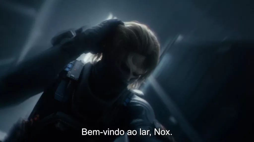 Operador Nox mexendo em um dispositivo na cabeça que parece controlá-lo à distância.