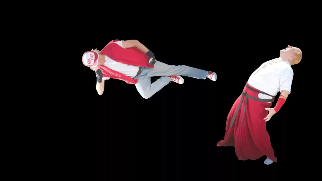 Terry Bogard acertando golpe em Geese Howard em live Action de comédia.