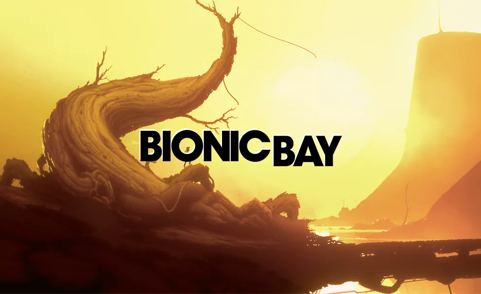 Personagem de Bionic Bay em um tronco de árvore retorcido observando água e o que parece ser uma torre, e a logo do jogo à frente.