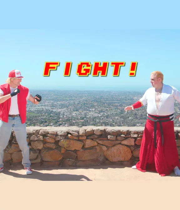 Terry Bogard e Gesee Howard de Fatal Fury interpretados pelos comediantes do grupo Mega 64.
