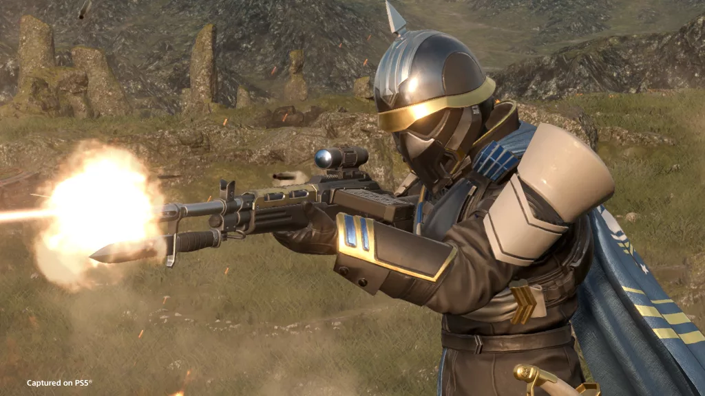 Soldado com novo Rifle R-2 Emenda que possui baioneta em Helldivers 2 Mestres de Cerimônias.