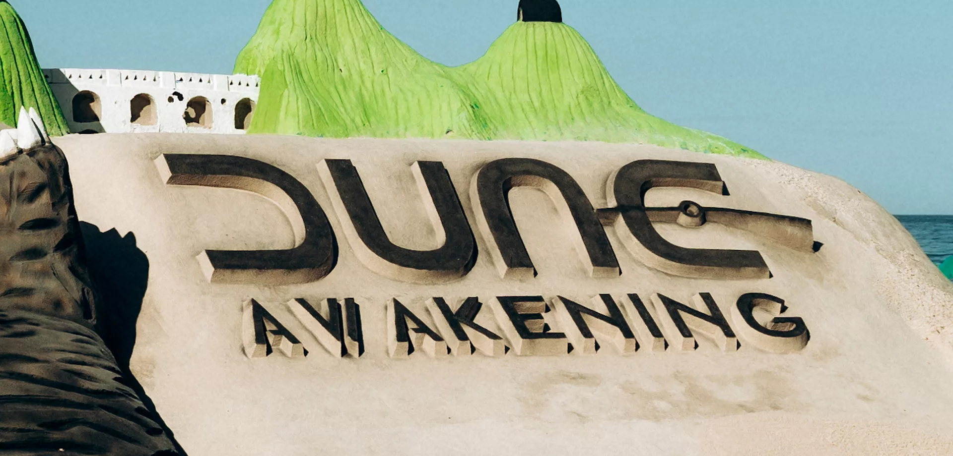 Escultura de areia feita por Rogean Rodrigues para Dune: Awakening.