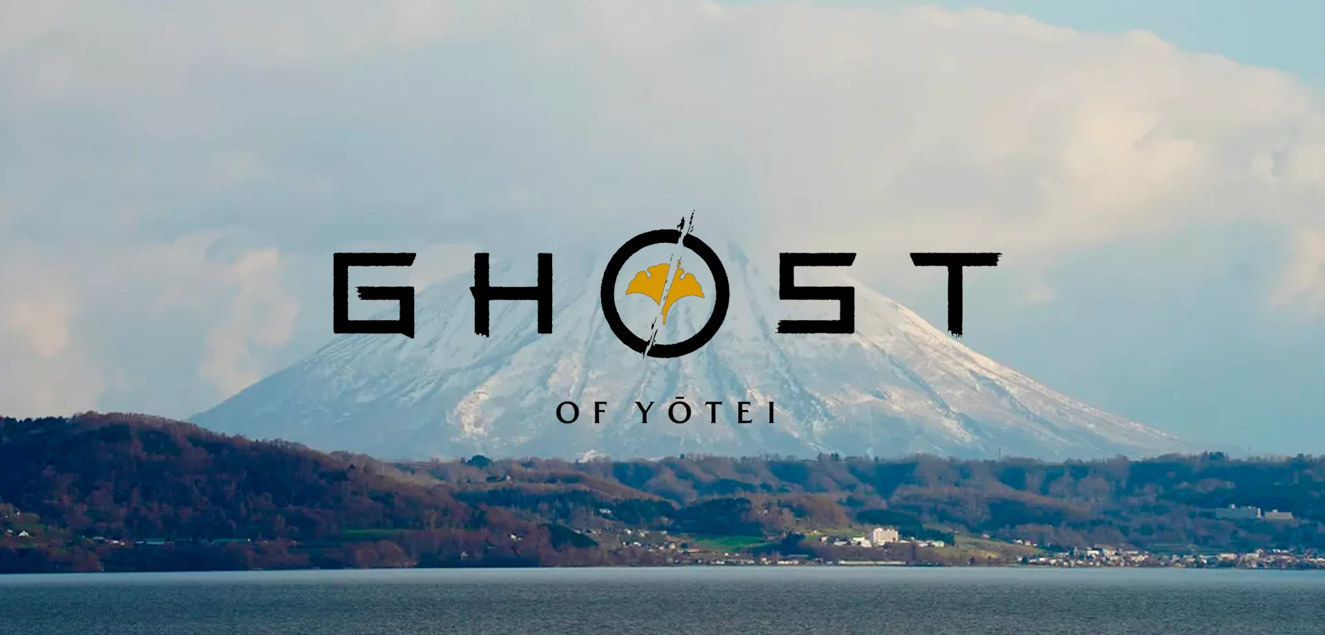 Foto do Monte Yōtei com logo de Ghost of Yōtei.