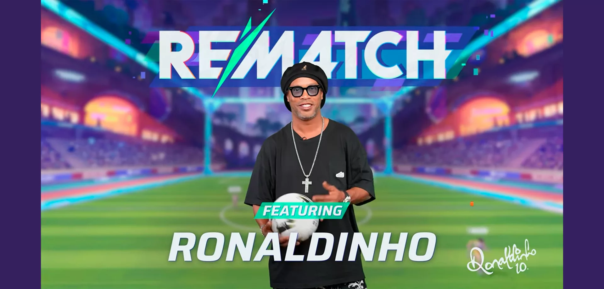 Ronaldinho Gaúcho segurando bola de futebol e logo atrás um estádio do jogo Rematch e a logo do jogo.