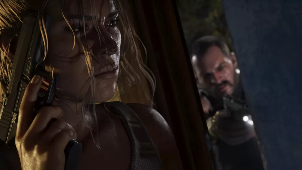 Lucia com arma na mão e escondida atrás de uma porta por onde podemos ver um home também armado.