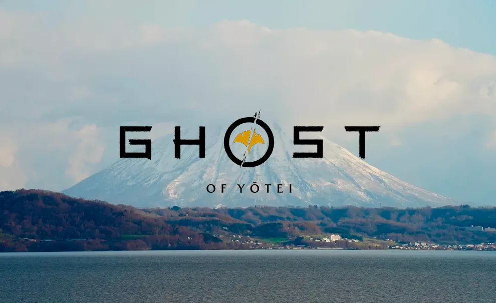 Foto do Monte Yōtei com logo de Ghost of Yōtei.