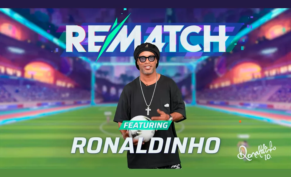 Ronaldinho Gaúcho segurando bola de futebol e logo atrás um estádio do jogo Rematch e a logo do jogo.