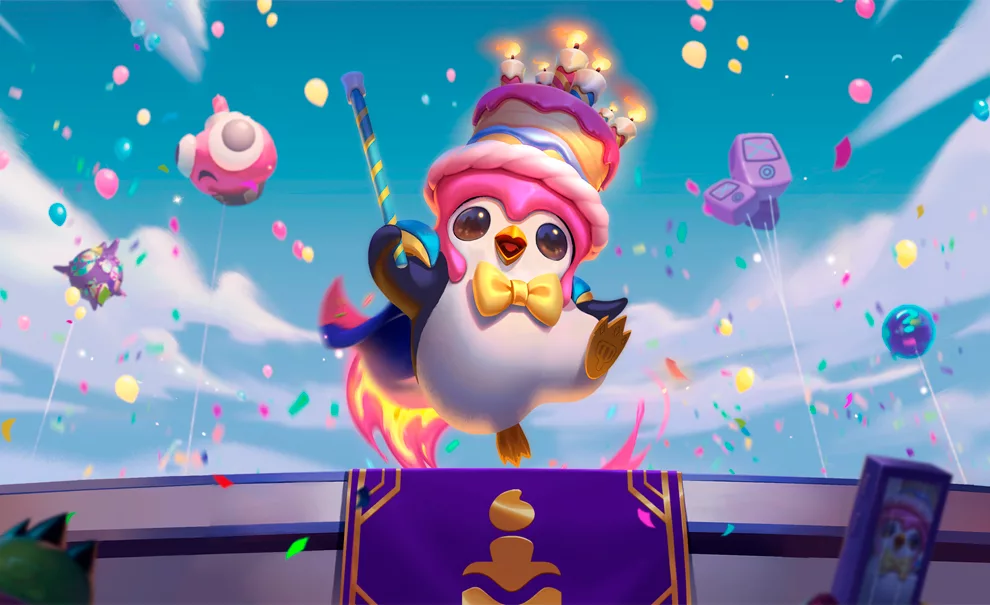 Pingu de Teamfight Tactics com coroa de bolo comemorando 6 anos de TFT.
