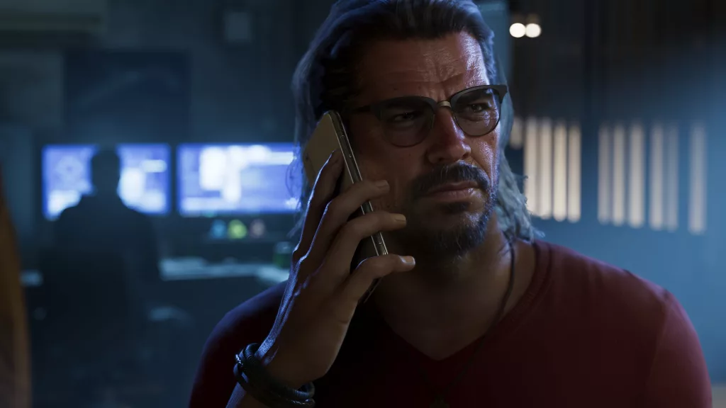 Raul Bautista ao telefone em um local que parece uma sala de monitoração.