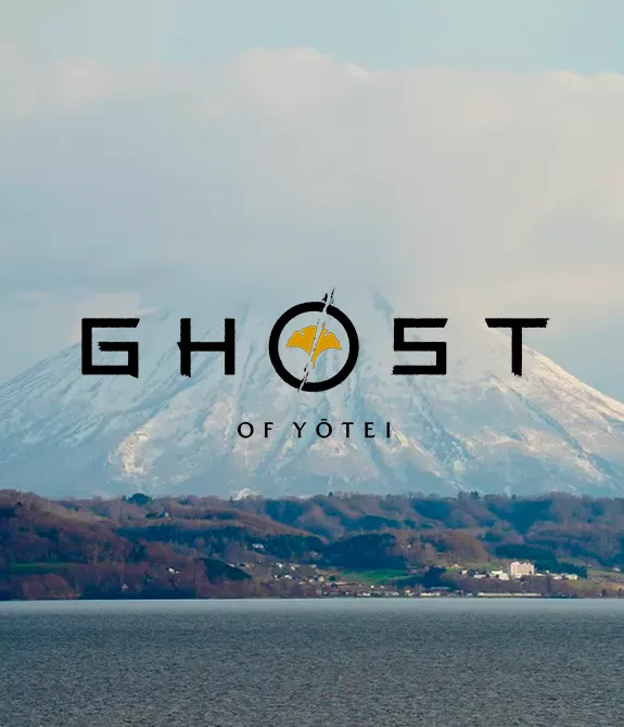 Foto do Monte Yōtei com logo de Ghost of Yōtei.