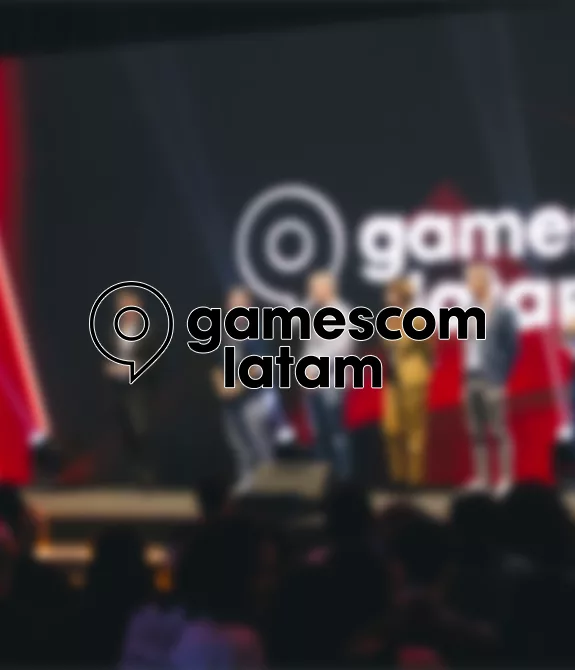Várias pessoas em um palco e a logo da Gamescom Latam.