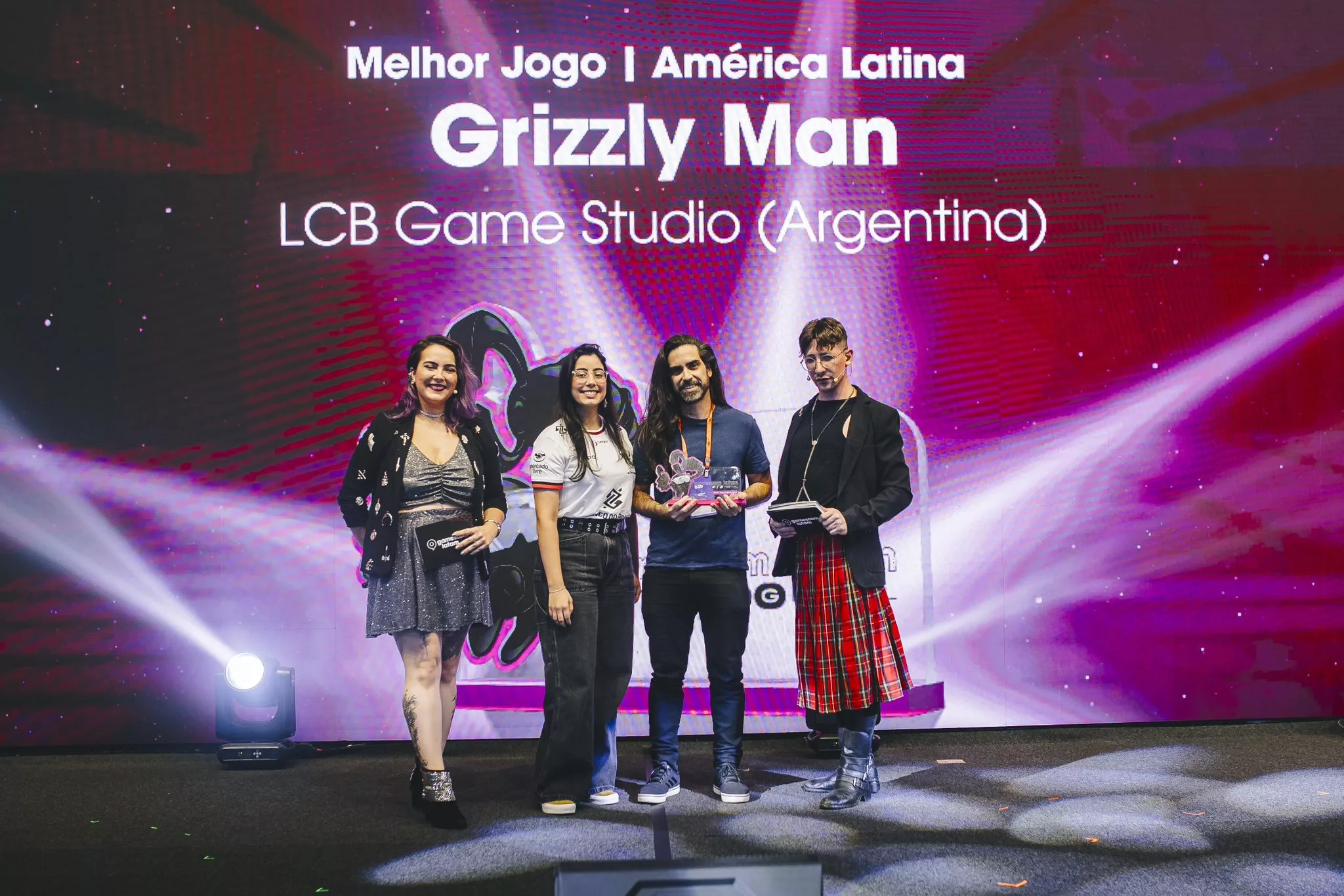 Equipe de Grizzly Man recebendo prêmio no palco do BIG Festival