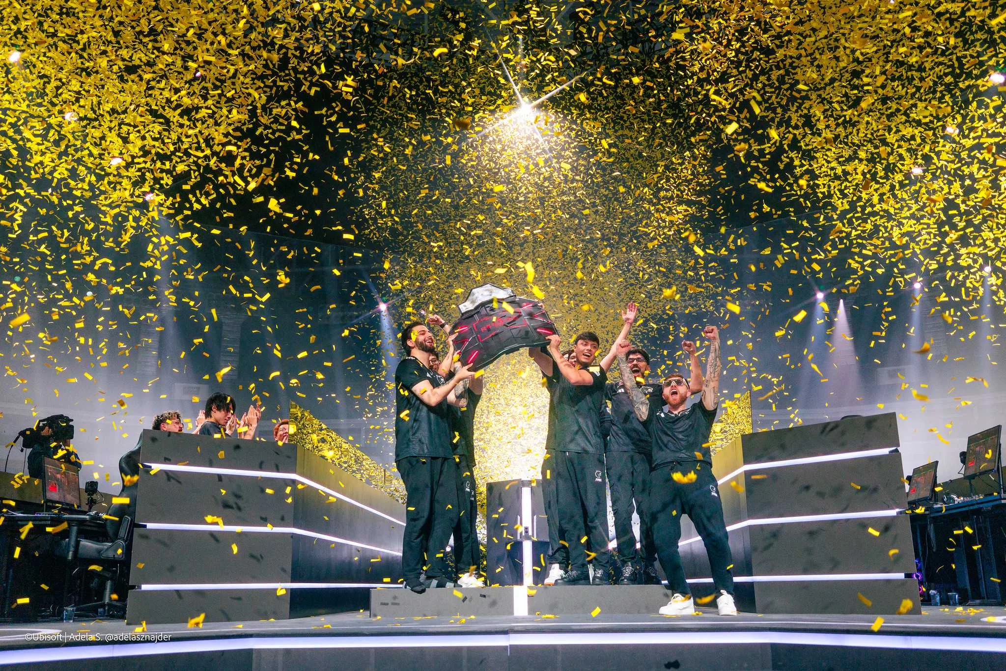 Elenco da FURIA comemorando o triunfo no RELOAD - Foto: Rainbow Six Esports