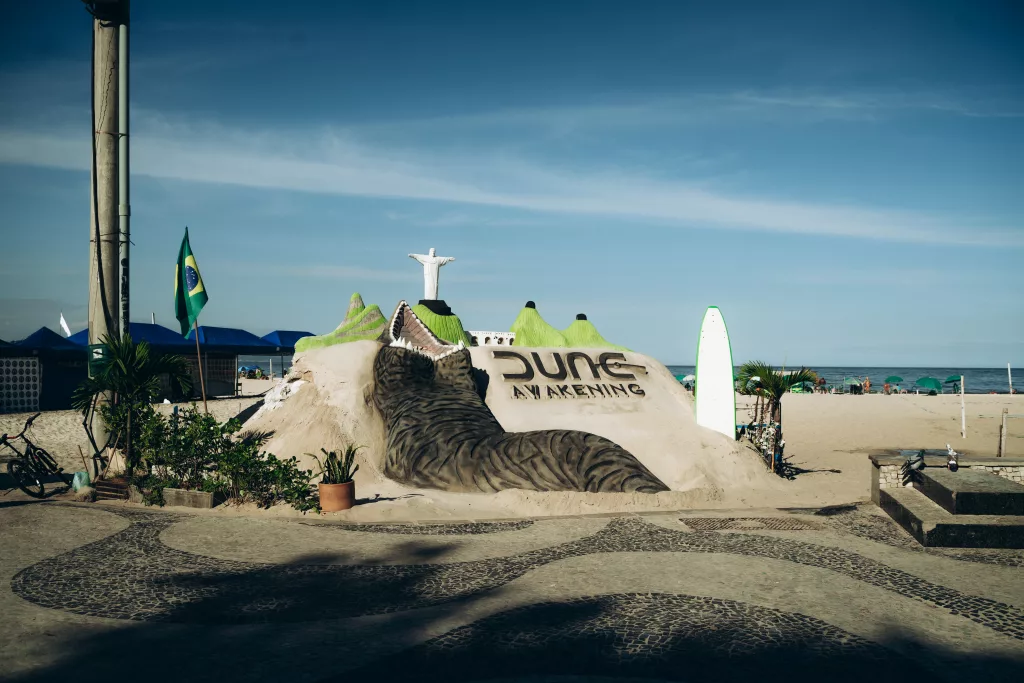 Escultura de Areia de Dune: Awakeing feito por Rogean Rodrigues.