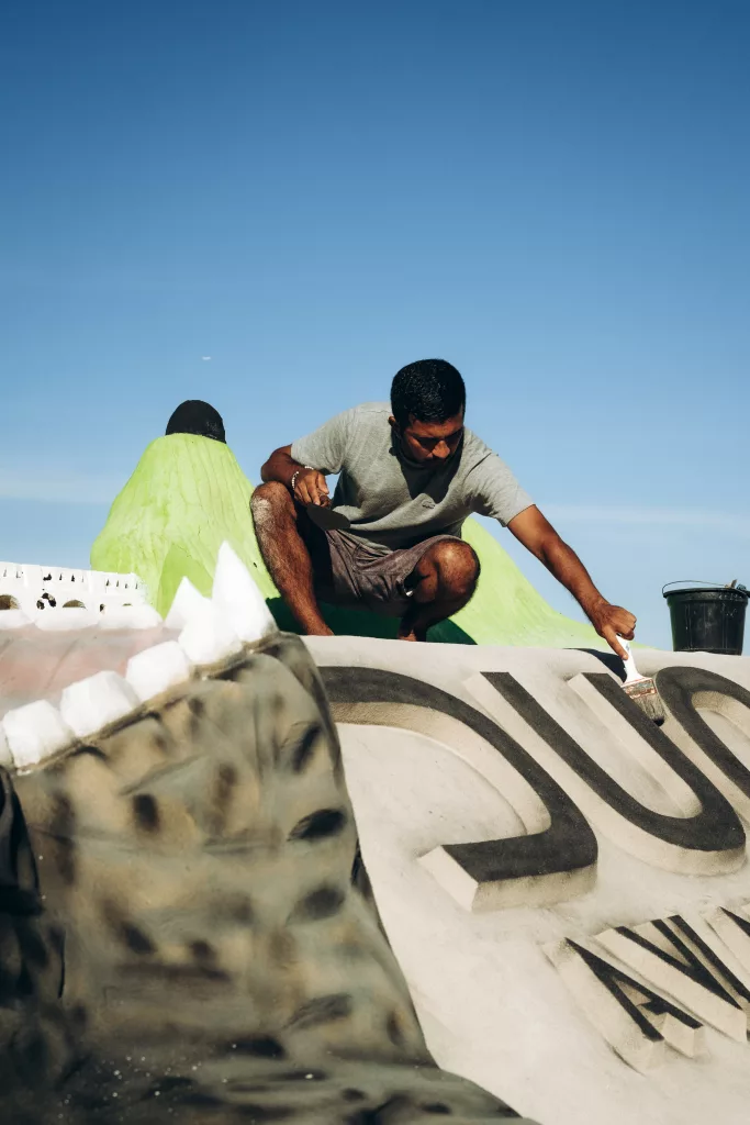 Rogean Rodrigues durante seu trabalho na escultura.