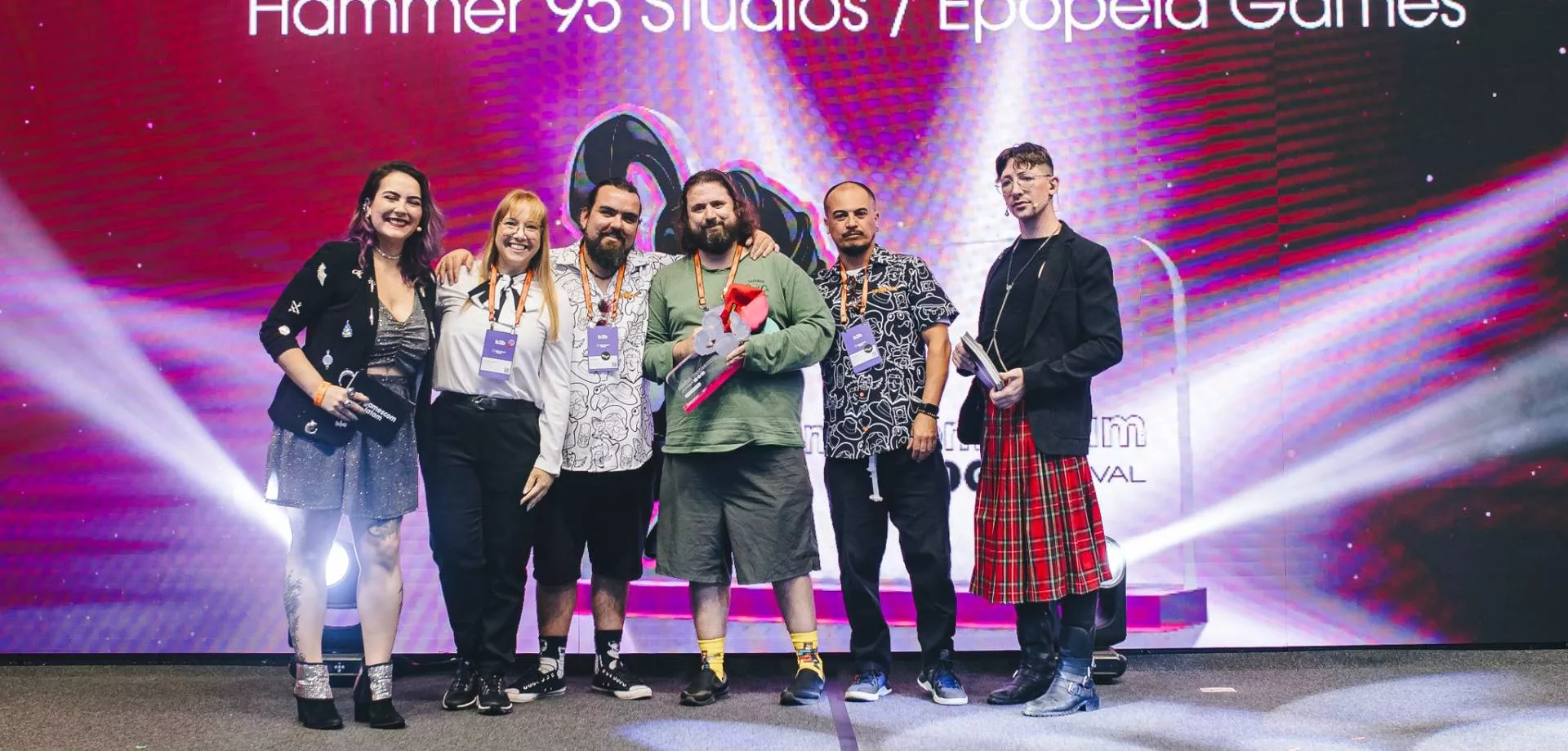 Equipe do Mullet Mad Jack no palco do Big Festival, realizado na Gamescom Latam
