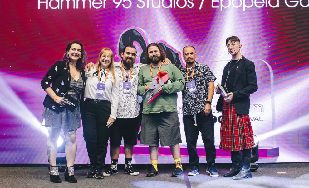 Equipe do Mullet Mad Jack no palco do Big Festival, realizado na Gamescom Latam