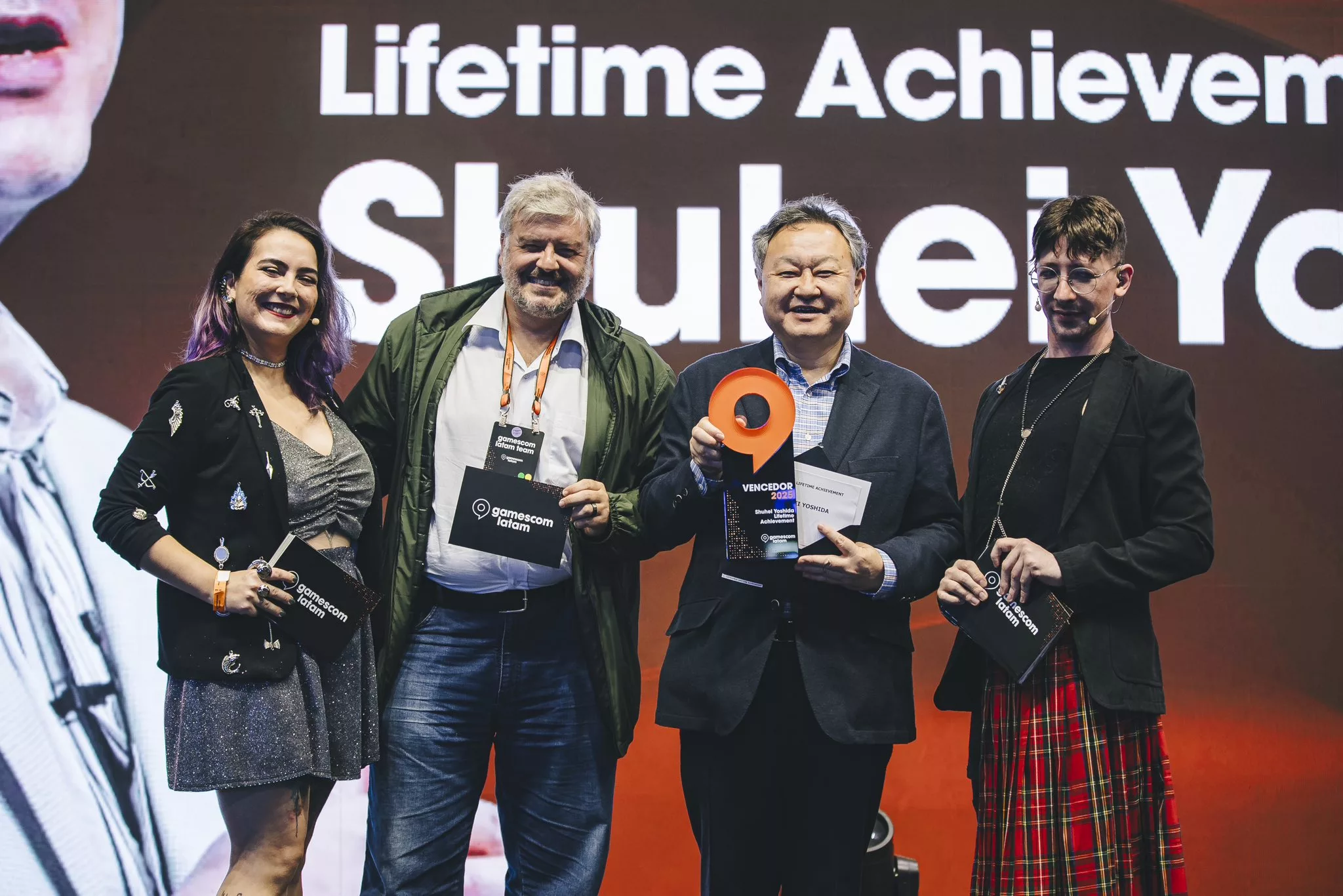 Shuhei Yoshida recebendo sua homenagem