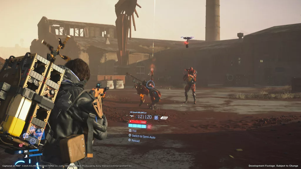 Sam segurando arma e apontando para inimigos em Death Stranding 2.