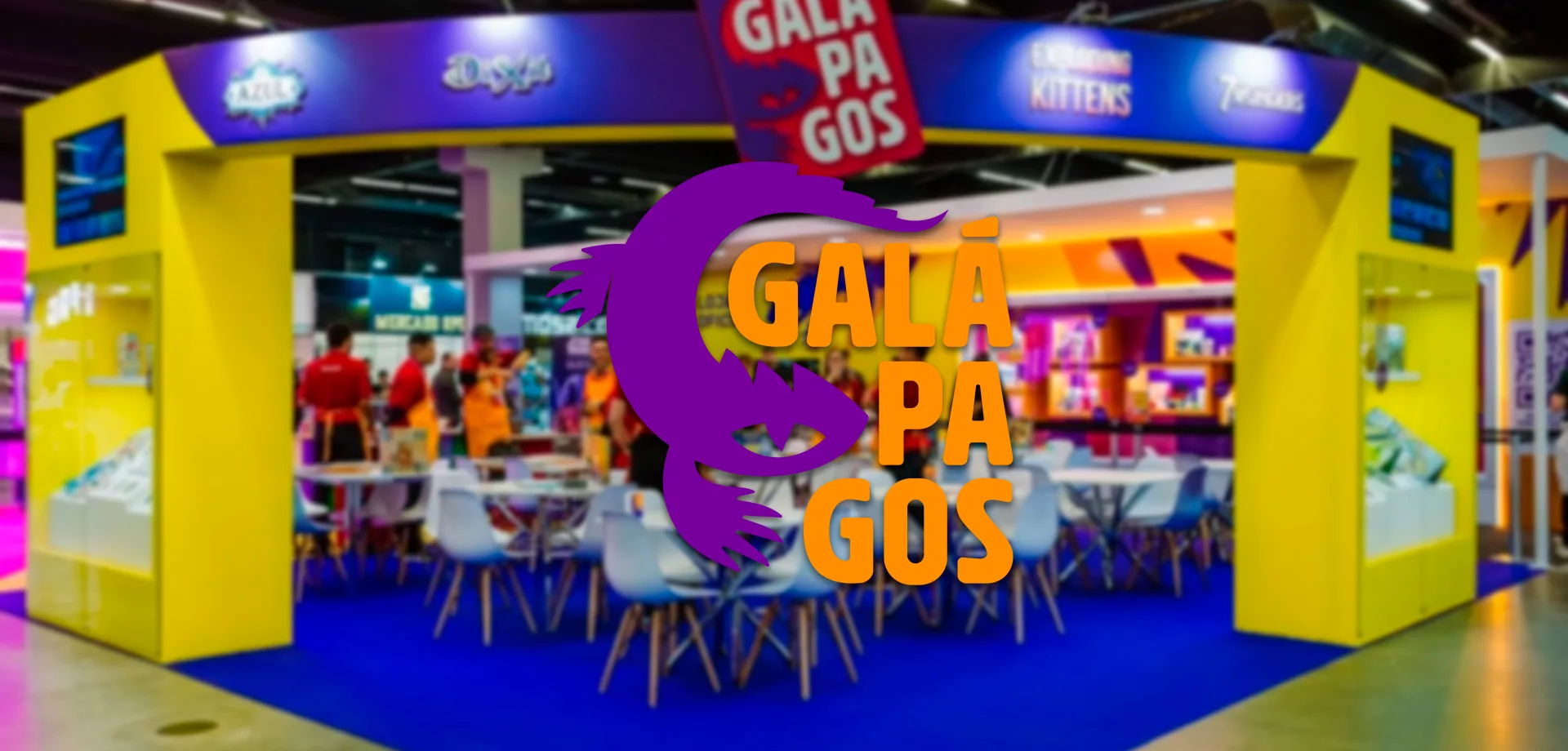 Estande da Galápagos, representando participação no Diversão Offline 2025, imagem borrada, mais logo da empresa.