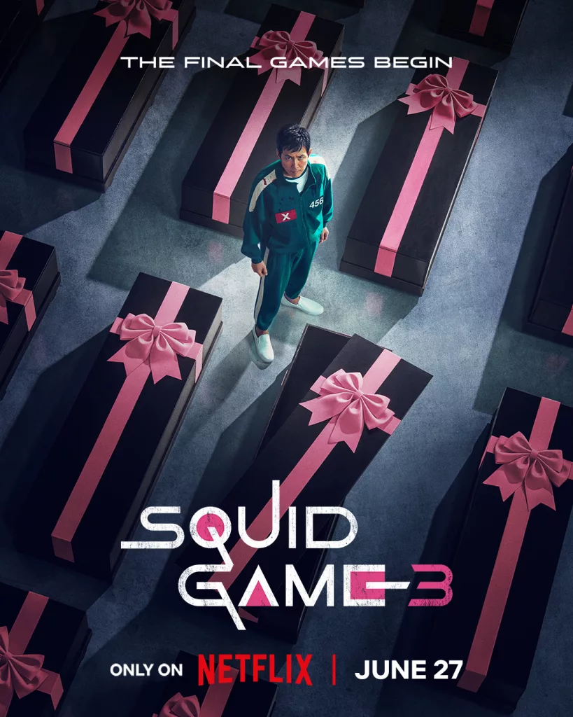 Protagonosta de Round 6 em meio a caixões com formato de presente na divulgação de Round 6 da Netflix.