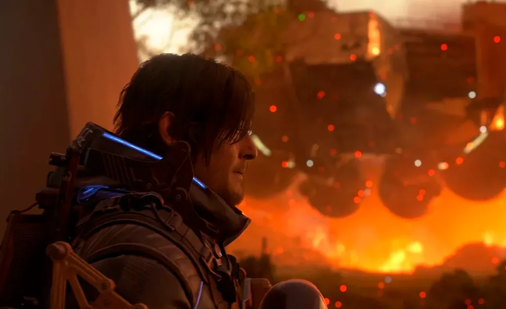 Sam encostado em parede a ao fundo uma nave planando acima do fogo em Death Stranding 2.