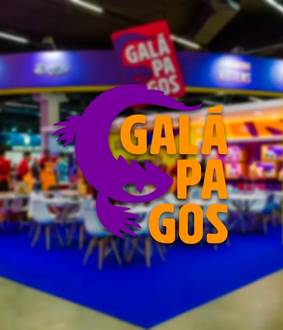 Estande da Galápagos, representando participação no Diversão Offline 2025, imagem borrada, mais logo da empresa.