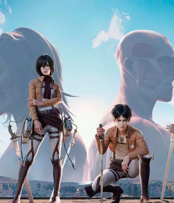 2 Personagens de Attack on Titan e mais 2 Titãs ao fundo, dentro da ambientação de PUBG Mobile.