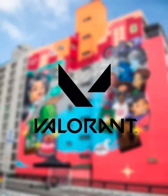 Foto de mural em São Paulo desfocada com Símbolo de Valorant à frente.